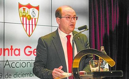 El presidente del Sevilla, José Castro, durante la Junta General de Accionistas de la pasada temporada. El presidente del Sevilla, José Castro, durante la Junta General de Accionistas de la pasada temporada.