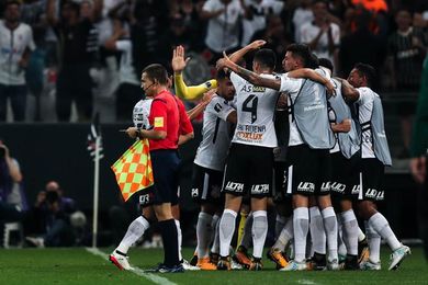 El Gremio pincha y abre la posibilidad de que Corinthians se corone el miércoles El Gremio pincha y abre la posibilidad de que Corinthians se corone el miércoles