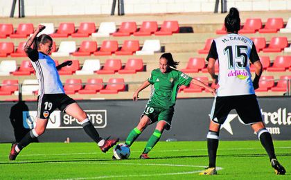 Virgy ensaya un disparo lejano ante las valencianistas Nadya Karpova y Marta Carro en la tarde de ayer. Virgy ensaya un disparo lejano ante las valencianistas Nadya Karpova y Marta Carro en la tarde de ayer.