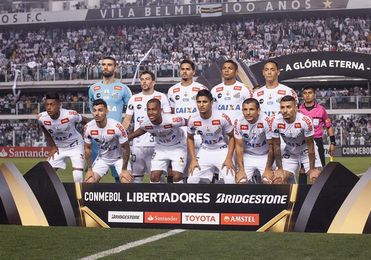 El Santos pierde y allana el camino del Corinthians en la lucha por el título El Santos pierde y allana el camino del Corinthians en la lucha por el título