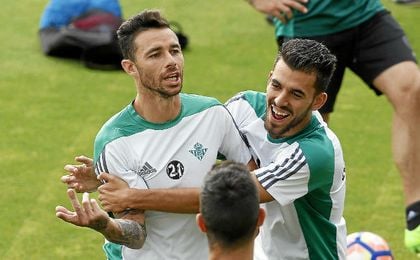 Rubén Castro y Ceballos bromean como béticos. Rubén Castro y Ceballos bromean como béticos.