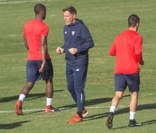 Berizzo no modifica el programa de trabajo y dirige el entrenamiento del Sevilla Berizzo no modifica el programa de trabajo y dirige el entrenamiento del Sevilla