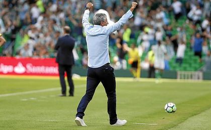 Setién festeja un gol con la grada del Villamarín. Setién festeja un gol con la grada del Villamarín.