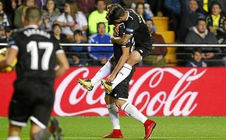 Banega abraza a Franco Vázquez tras marcar ante el Villarreal. Banega abraza a Franco Vázquez tras marcar ante el Villarreal.