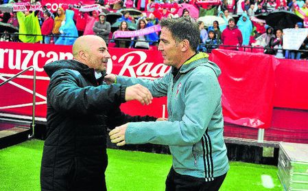 Jorge Sampaoli y Eduardo Berizzo se saludan antes de un Sevilla-Celta de la 16/17 en Nervión. Jorge Sampaoli y Eduardo Berizzo se saludan antes de un Sevilla-Celta de la 16/17 en Nervión.