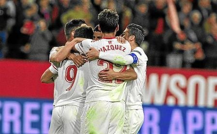 Los jugadores del Sevilla se abrazan tras el gol de Ben Yedder. Los jugadores del Sevilla se abrazan tras el gol de Ben Yedder.