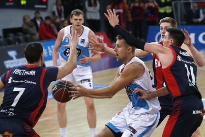 85-78. El Baskonia sobrevive a la exhibición de Pustovyi 85-78. El Baskonia sobrevive a la exhibición de Pustovyi