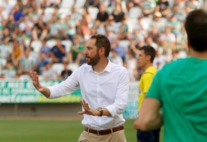 El Girona quiere seguir mirando arriba y el Alavés se engancha a Abelardo El Girona quiere seguir mirando arriba y el Alavés se engancha a Abelardo