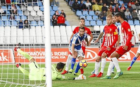 Alcaraz logró su primera victoria como entrenador del Almería. Alcaraz logró su primera victoria como entrenador del Almería.