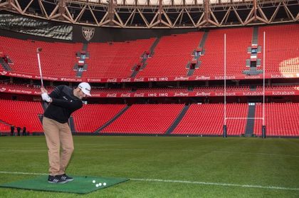 Jon Rahm inaugura las porterías de rugby de San Mamés Jon Rahm inaugura las porterías de rugby de San Mamés