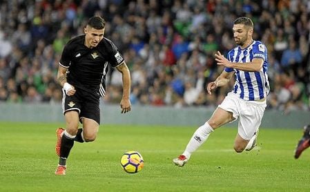 El capitán del Écija, Jesús Núñez, junto a Adán y el trío arbitral en el amistoso jugado contra el Betis. El capitán del Écija, Jesús Núñez, junto a Adán y el trío arbitral en el amistoso jugado contra el Betis.