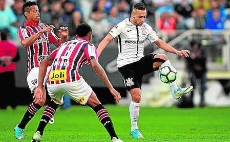 Maycon, con el balón, en un encuentro de la liga brasileña entre Corinthians y Sao Paulo. Maycon, con el balón, en un encuentro de la liga brasileña entre Corinthians y Sao Paulo.