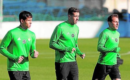 Ante el Atlético volverán a ejercer en el centro de la defensa Mandi y Feddal. Ante el Atlético volverán a ejercer en el centro de la defensa Mandi y Feddal.