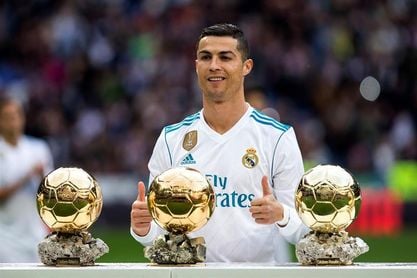 Cristiano Ronaldo exhibe sus cinco Balones de Oro en el Bernabéu Cristiano Ronaldo exhibe sus cinco Balones de Oro en el Bernabéu