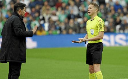 El acta del Betis-Atlético recoge el lanzamiento de un mechero El acta del Betis-Atlético recoge el lanzamiento de un mechero