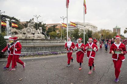 Miles de Papá Noel recorren las calles de Madrid para recibir a la Navidad Miles de Papá Noel recorren las calles de Madrid para recibir a la Navidad