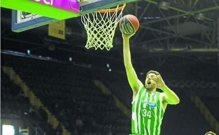 Ryan Kelly culmina una acción de ataque ante el Monbús Obradoiro. Ryan Kelly culmina una acción de ataque ante el Monbús Obradoiro.