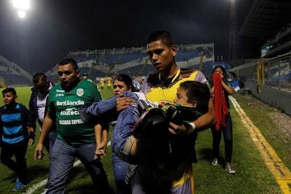 Un árbitro desata una batalla campal en el partido por la semifinal del Apertura hondureño Un árbitro desata una batalla campal en el partido por la semifinal del Apertura hondureño