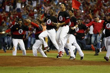 Estrellas, Leones y Tigres complican la tabla en el béisbol dominicano Estrellas, Leones y Tigres complican la tabla en el béisbol dominicano