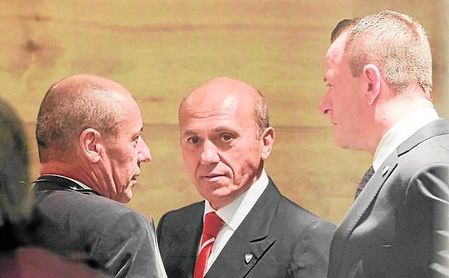 José María del Nido presentó en la Junta General de Accionistas su propuesta de un Sánchez-Pizjuán para 60.000 espectadores. José María del Nido presentó en la Junta General de Accionistas su propuesta de un Sánchez-Pizjuán para 60.000 espectadores.