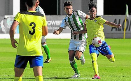 El ecijano Ezequiel, con ocho goles, es uno de los máximos artilleros del Grupo IV. El ecijano Ezequiel, con ocho goles, es uno de los máximos artilleros del Grupo IV.