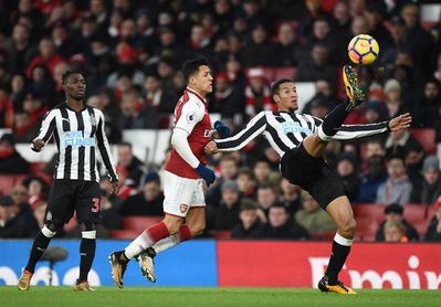 Özil lanza al Arsenal y mete al Newcastle en descenso Özil lanza al Arsenal y mete al Newcastle en descenso