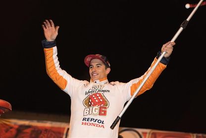 Márquez sumó su sexto título y encumbró su "codo de dios" Márquez sumó su sexto título y encumbró su "codo de dios"