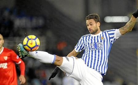 Pizarro, tras Willian José, en el Real Sociedad-Sevilla FC. Pizarro, tras Willian José, en el Real Sociedad-Sevilla FC.