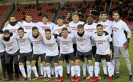 Los jugadores del filial mandaron ánimos a Amo antes de comenzar el partido. Los jugadores del filial mandaron ánimos a Amo antes de comenzar el partido.