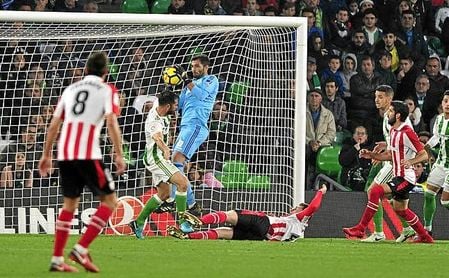 La expulsión de Amat, con penalti incluido, decantó el Betis-Athletic. La expulsión de Amat, con penalti incluido, decantó el Betis-Athletic.