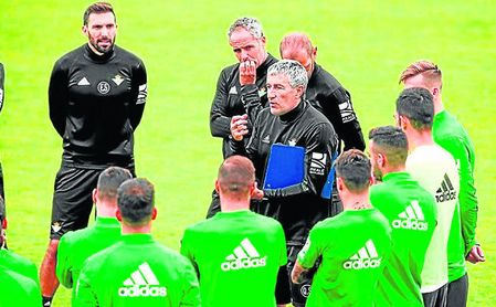 Setién da una charla con Éder Sarabia al fondo. Setién da una charla con Éder Sarabia al fondo.