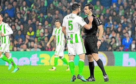 Jordi Amat justifica su (injusta) expulsión y alega que no quiso "hacer daño" a Laporte. Jordi Amat justifica su (injusta) expulsión y alega que no quiso "hacer daño" a Laporte.