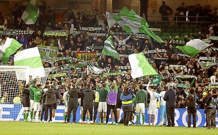 Tras acabar el Betis-Athletic, hubo ´conjura´ en Gol Sur. Tras acabar el Betis-Athletic, hubo ´conjura´ en Gol Sur.