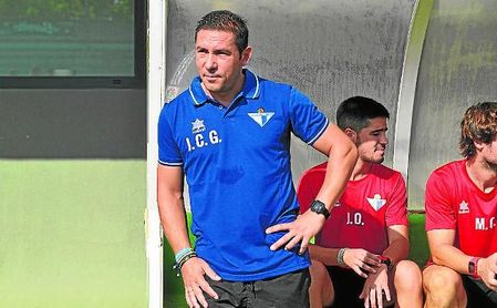 Juan Carlos Gómez, entrenador del Écija, en el encuentro frente al Betis Deportivo. Juan Carlos Gómez, entrenador del Écija, en el encuentro frente al Betis Deportivo.