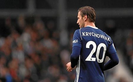 Sorprendentemente, Krychowiak está jugando en Inglaterra en posiciones avanzadas. Sorprendentemente, Krychowiak está jugando en Inglaterra en posiciones avanzadas.