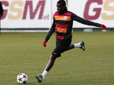 El Arsenal asegura que está "estudiando la manera de ayudar" a Emmanuel Eboué El Arsenal asegura que está "estudiando la manera de ayudar" a Emmanuel Eboué