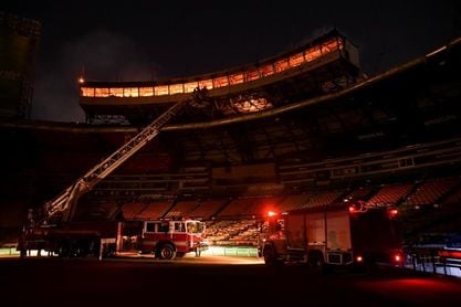 Un incendio destruye parte del estadio Quisqueya de la capital dominicana Un incendio destruye parte del estadio Quisqueya de la capital dominicana