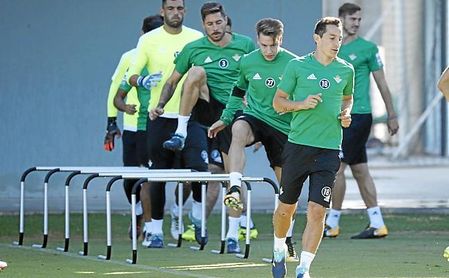 Guardado y Narváez trabajan con el grupo Guardado y Narváez trabajan con el grupo