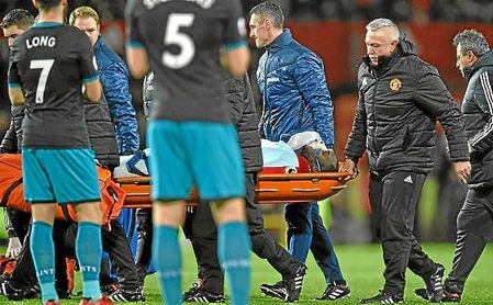 Lukaku abandona Old Trafford en camilla y con oxígeno Lukaku abandona Old Trafford en camilla y con oxígeno