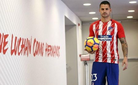 Vitolo, en su presentación con el Atlético. Vitolo, en su presentación con el Atlético.