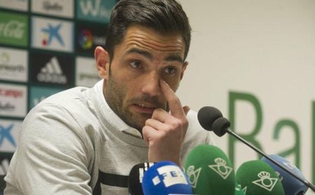 Adán pidió disculpas públicas por sus desafortunados cánticos. Adán pidió disculpas públicas por sus desafortunados cánticos.