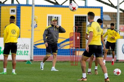 Las Palmas se entrena y el club borra pintadas en contra de jugadores y directivos Las Palmas se entrena y el club borra pintadas en contra de jugadores y directivos