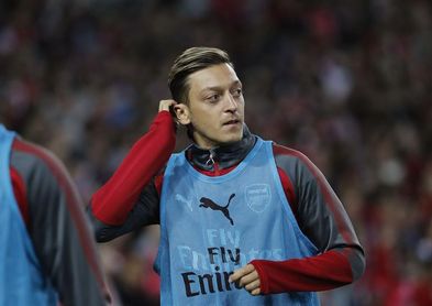 El Arsenal anuncia la renovación de Özil con un contrato "de larga duración" El Arsenal anuncia la renovación de Özil con un contrato "de larga duración"