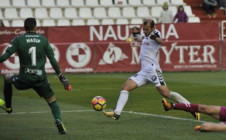 Roman Zozulya tira a puerta en un encuentro con el Albacete. Roman Zozulya tira a puerta en un encuentro con el Albacete.