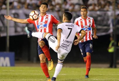 1-0. Un gol de Santa Cruz da ventaja a Olimpia frente a Junior 1-0. Un gol de Santa Cruz da ventaja a Olimpia frente a Junior