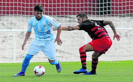 En la imagen, Rafael González Rodríguez ´Chuma´ protege el esférico del lateral Moisés Jiménez en un lance del Gerena-Lebrijana. En la imagen, Rafael González Rodríguez ´Chuma´ protege el esférico del lateral Moisés Jiménez en un lance del Gerena-Lebrijana.
