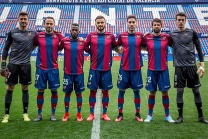 El Levante presenta a los siete fichajes que renuevan su plantilla El Levante presenta a los siete fichajes que renuevan su plantilla