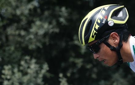 El colombiano Esteban Chaves abraza el triunfo final El colombiano Esteban Chaves abraza el triunfo final