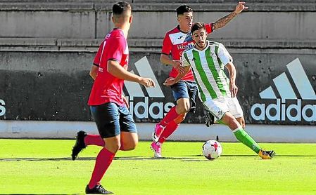 Redru conduce la pelota en el partido de la primera vuelta, en el que el Betis Deportivo venció por 2-0. Redru conduce la pelota en el partido de la primera vuelta, en el que el Betis Deportivo venció por 2-0.