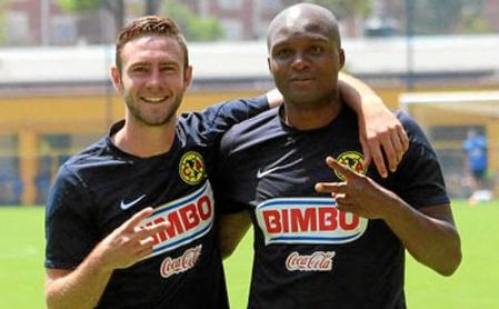 Miguel Layún y Aquivaldo Mosquera posan durante un entrenamiento con el América de México. Miguel Layún y Aquivaldo Mosquera posan durante un entrenamiento con el América de México.